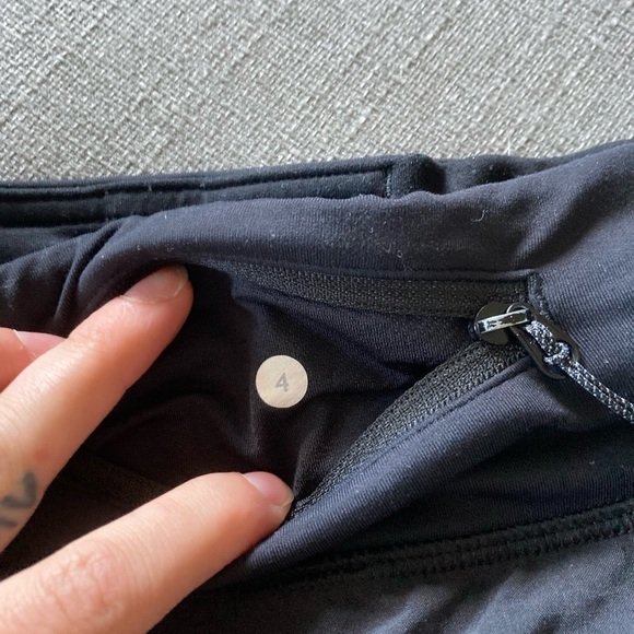 Lululemon Speed Up Short 2.5” size 4 - Picture 3 of 3